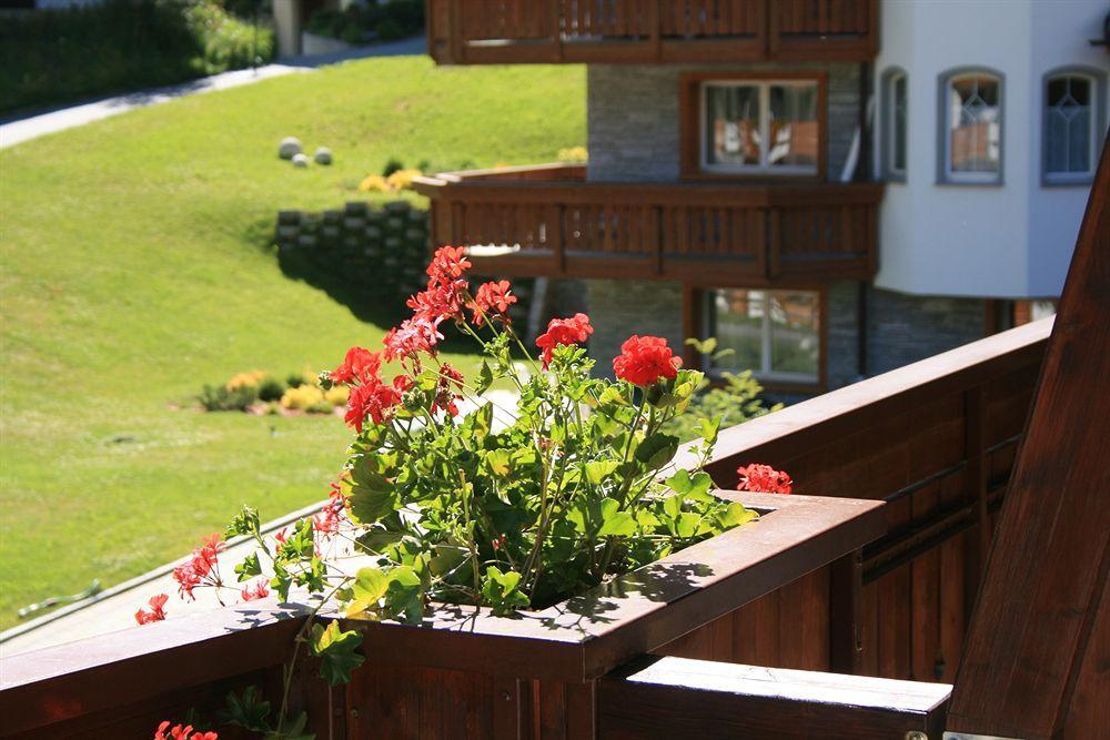Bed and Breakfast Berghof Garni - The Dom Collection Saas-Fee Esterno foto